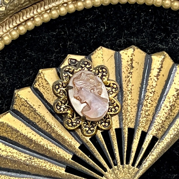 Vintage cameo decor fans - Picture 5 of 9